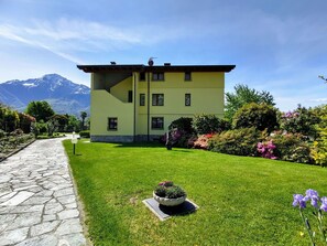 Himmel, Pflanze, Blume, Wolke, Eigentum, Fenster, Gebäude, Grün, Haus, Natürliche Landschaft