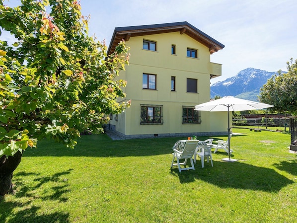 Himmel, Gebäude, Pflanze, Eigentum, Fenster, Baum, Natürliche Landschaft, Grundstueck, Haus, Hütte