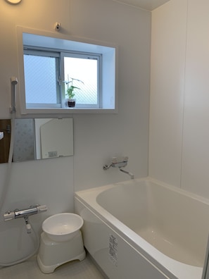 Deep soaking bathtub