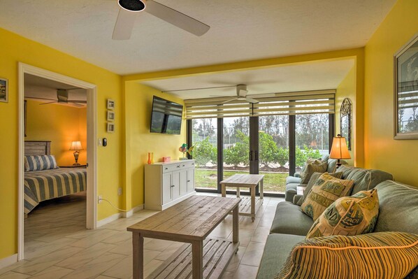 Ft. Myers Vacation Rental | 2BR | 2BA | 960 Sq Ft | Steps to Access