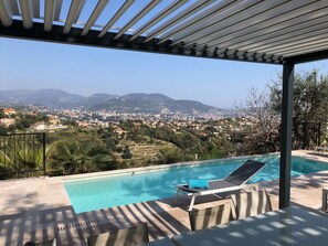 Pergola bioclimatique/ pergola with orientable shutters 