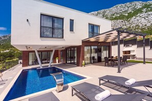 New and stylish Villa Bruna with 32sqm heated pool, sauna, billiard and media room
