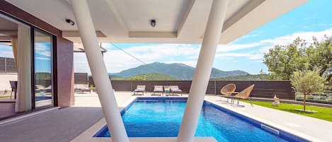 New and stylish Villa Bruna with 32sqm heated pool, sauna, billiard and media room
