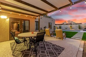 Covered patio with outdoor dining