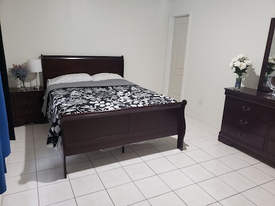 ✅ RARE FIND! KING Size Bed centrally located !! 