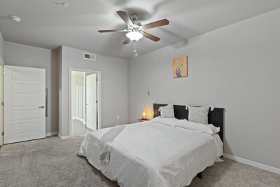 Chic Apartment in the Heart of FW | King Bed | Gym