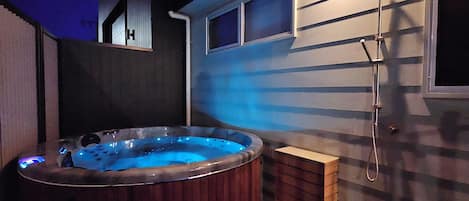 Outdoor Hot Tub for 6 people with hot and cold shower