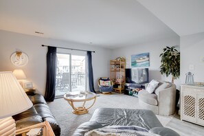 Living Room | Free WiFi | Central A/C & Heating