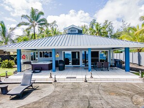 Hilo Shangrila's large deck with hot tub