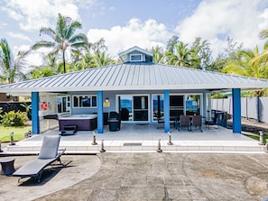 Hilo Shangrila's large deck with hot tub