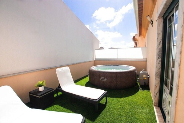 Outdoor spa tub