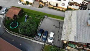 Garten mit Spielplatz u. Parkplatz