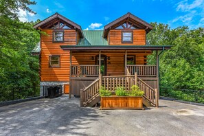 Front of the cabin with parking for up to 4 cars