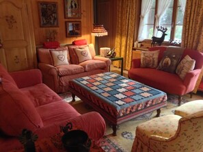 the charming and cozy living room 