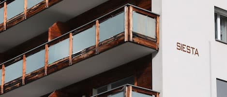 Building, Window, Wood, Architecture, Rectangle, Wall, Material Property, Facade, Urban Design