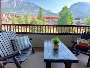 Your Mountain Hideaway for short or long getaways.  Leave your car parked as local coffee shops, restaurants, grocery stores, wine shops and more are within easy walking distance.  Travelling with your family, no problem. Family Friendly Yes.