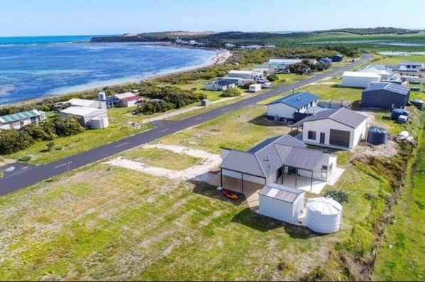 Plovers Rest with U-shaped driveway