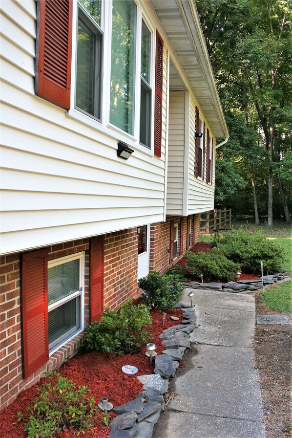Split Foyer Home, side view.