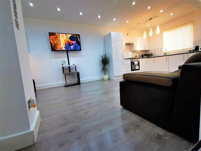 Modern 4bedroom Large Townhouse Near City Centre!!