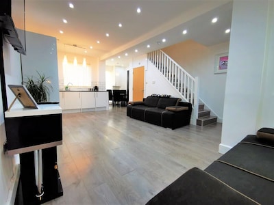 Modern 4bedroom Large Townhouse Near City Centre!!