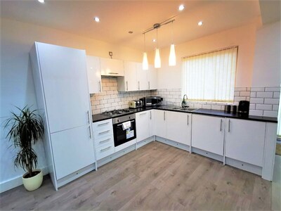 Modern 4bedroom Large Townhouse Near City Centre!!