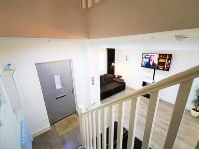 Modern 4bedroom Large Townhouse Near City Centre!!