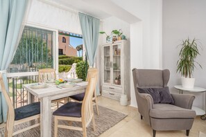 Dining area with extendable table to comfortable suit 6 people.