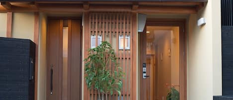 ・ It is a small hotel in Higashiyama, Kyoto.