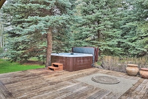 After a day on the slopes, soak your sore quads in the private hot tub.