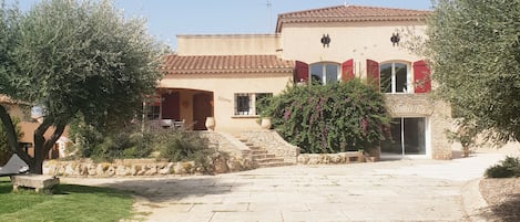 Vue de la maison depuis le portail