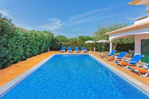 Gorgeous Large 10m x 5m Heated Pool, Crystal Clear Water
