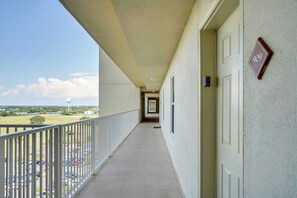 Walkway - Walkway and entrance to Ariel Dunes 909.