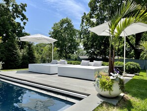 2 Queen Daybeds with 2 umbrellas