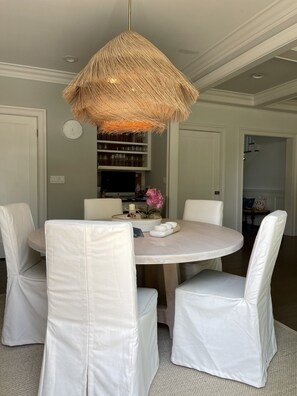 Kitchen eat-in dining table