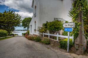 Route pour accéder à la plage de Locoal, à 300 m de La Petite Presqu'île