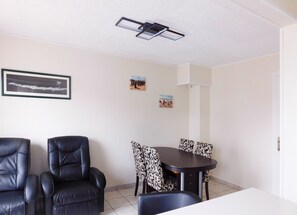 Salle à manger avec table conviviale pour les repas en famille