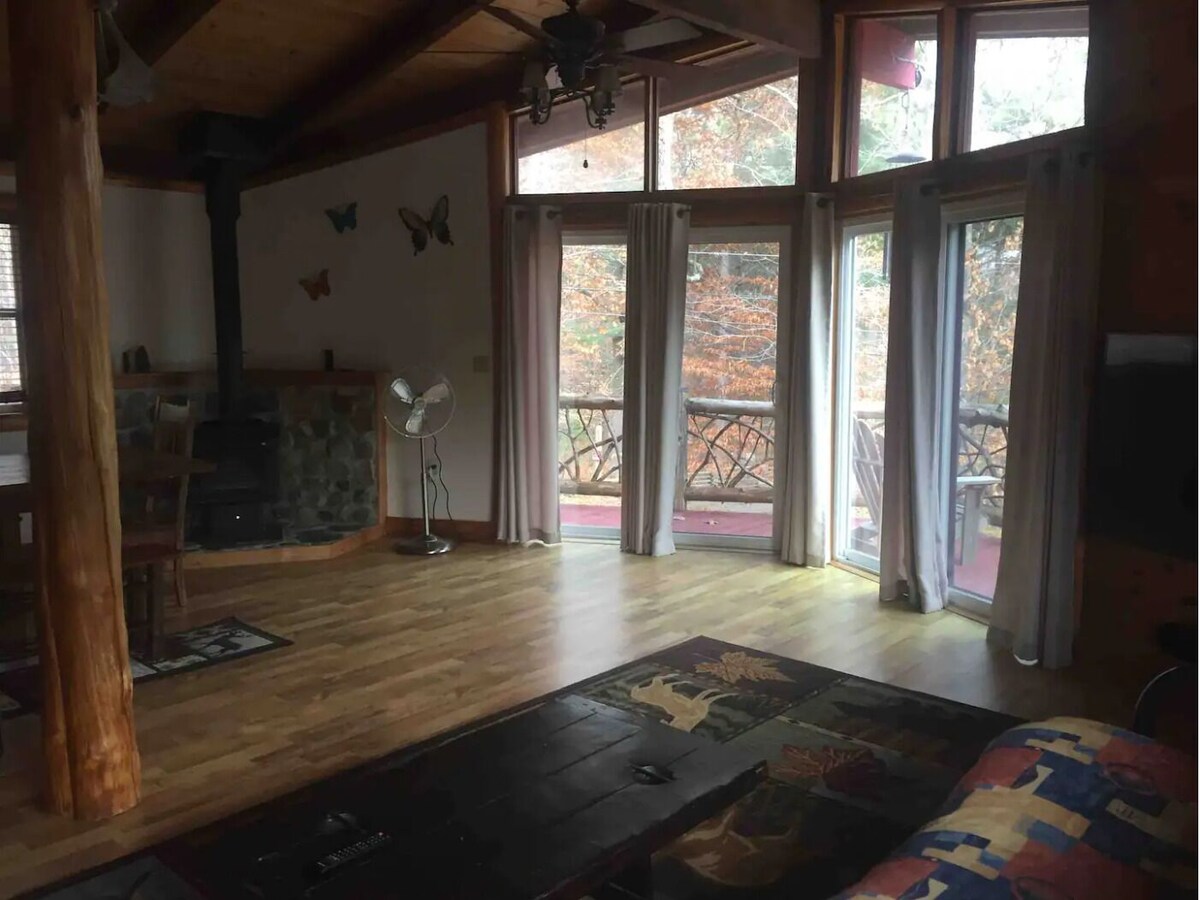 Unique Rustic Ski-Tree House – Game room, Hot tub & Sauna