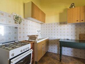 Countertop, Cabinetry, Property, Kitchen Stove, Kitchen, Kitchen Appliance, Wood, Gas Stove, Architecture, Interior Design