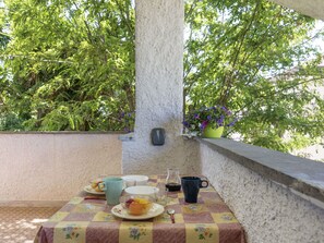 Table, Tableware, Building, Plant, Window, Food, Shade, Interior Design, Wood, Tree
