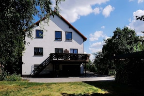 Wohnung mit Balkon, Parkplatz, großem Garten 