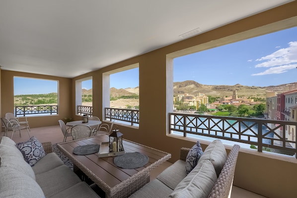 Amazing Lake View from the cozy balcony
