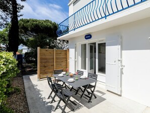 Plante, Ciel, Bâtiment, Table, Fenêtre, Porte, Ombre, Tableau De Plein Air, Nuage, Chaise