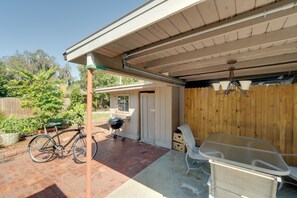 Covered Patio | Charcoal Grill