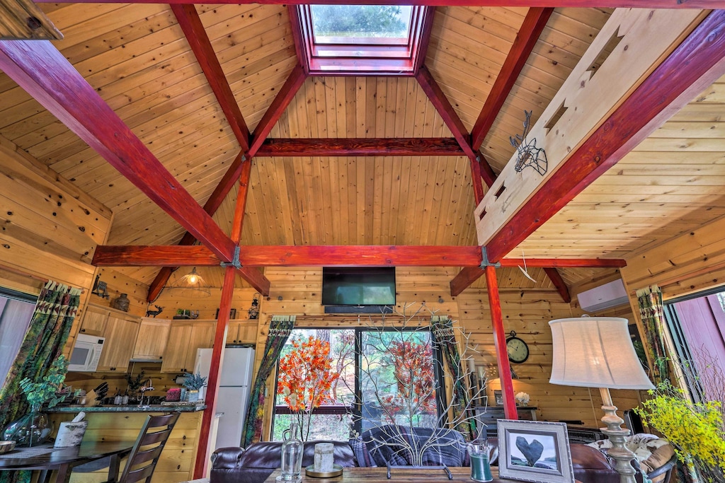 Living Room / Skylight / Natural Lighting / Breeze