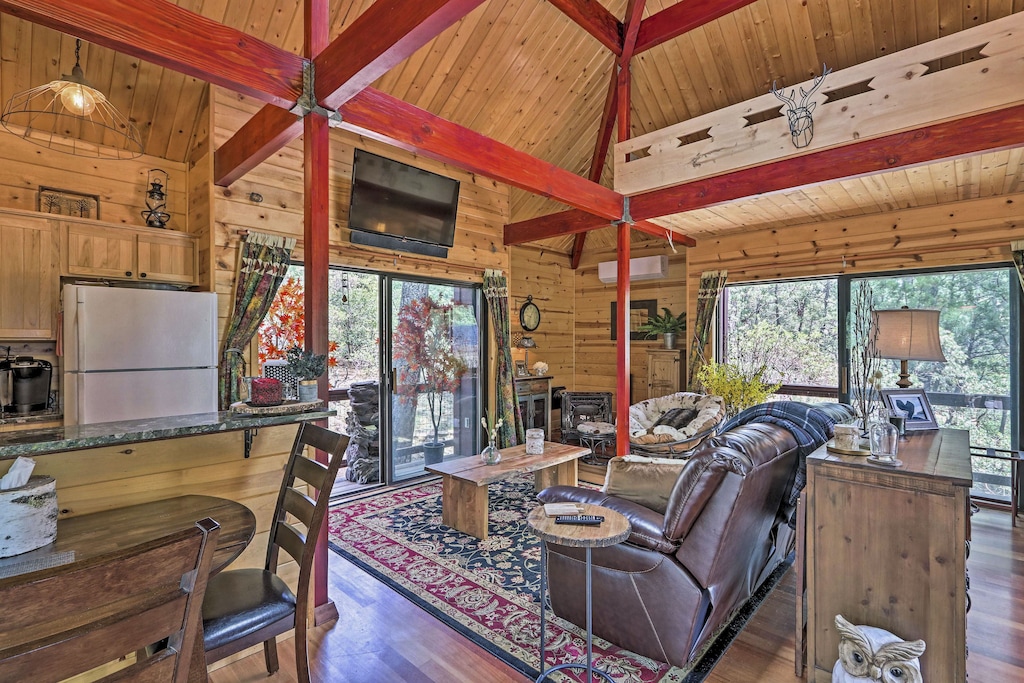 Strawberry/Pine Studio Cabin with Outdoor Oasis
