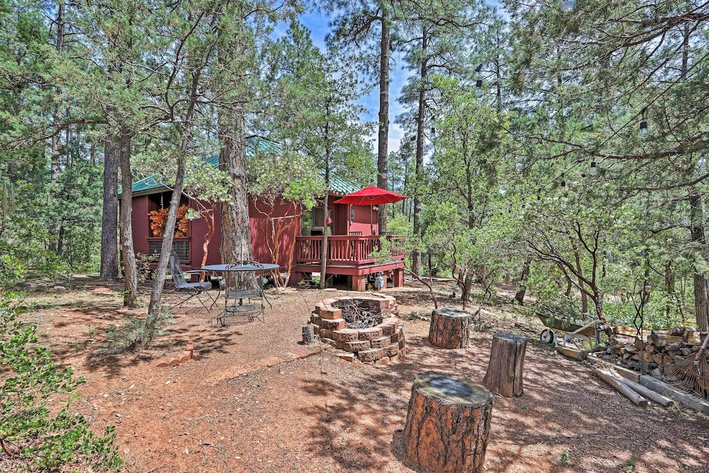 Strawberry/Pine Studio Cabin with Outdoor Oasis