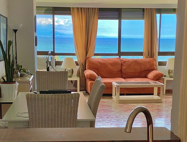 Living room + infinity view