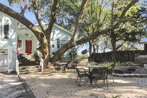 Beautiful 100 year old live oak trees