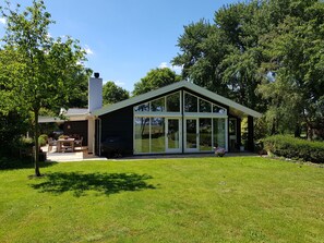 Voorkant woning vanuit de achtertuin