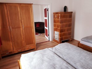 Schlafzimmer grenzt an Wohnzimmer